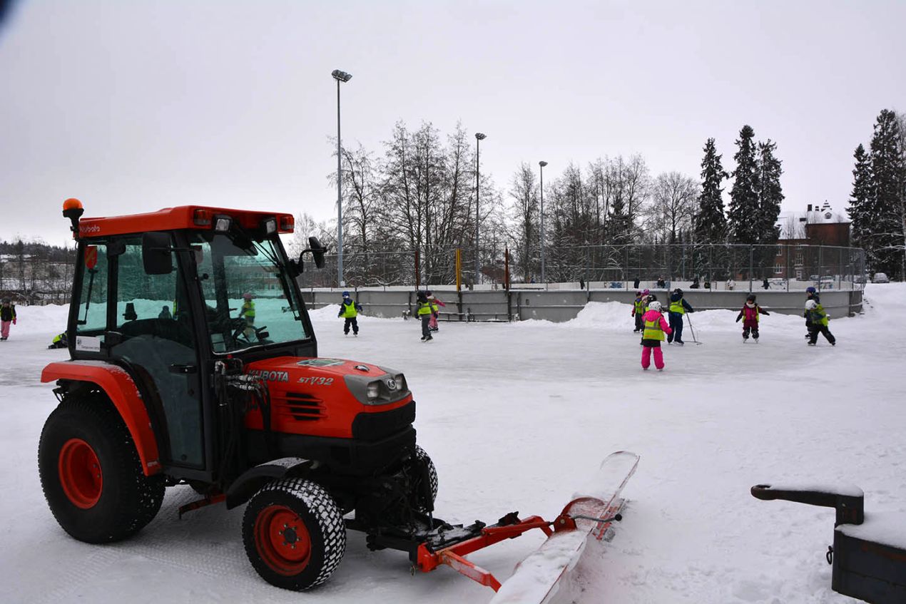 lapsia ja traktori luistinkentällä